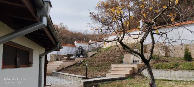 Дворът в с. Златолист със паметната площ на Преподобна Стойна.