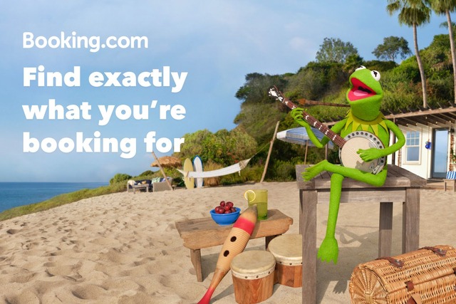 Booking.com – почивка на море с жабата Кърмит